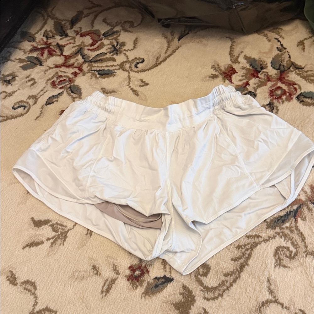 Lululemon White Athletic Shorts Hotty Hot 2.5”
